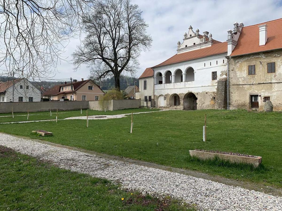 Zamek Mokrosuky Exterior photo